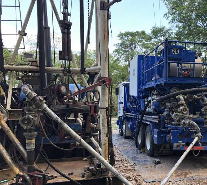 Equipo de workover en operación de abandono de pozo